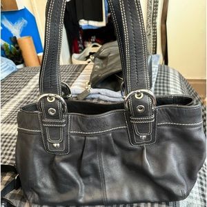 Used medium Coach bag. This was bought used. There is a stain on the inside.
